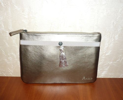 Косметичка Guerlain бронзовая с беж. кисточкой 21*15 см 600 р