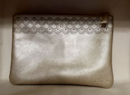 Guerlain Косметичка (золотая с перфорацией) 21*14 см 650 р